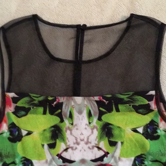 Floral Sleeveless Top - Picture 3 of 6